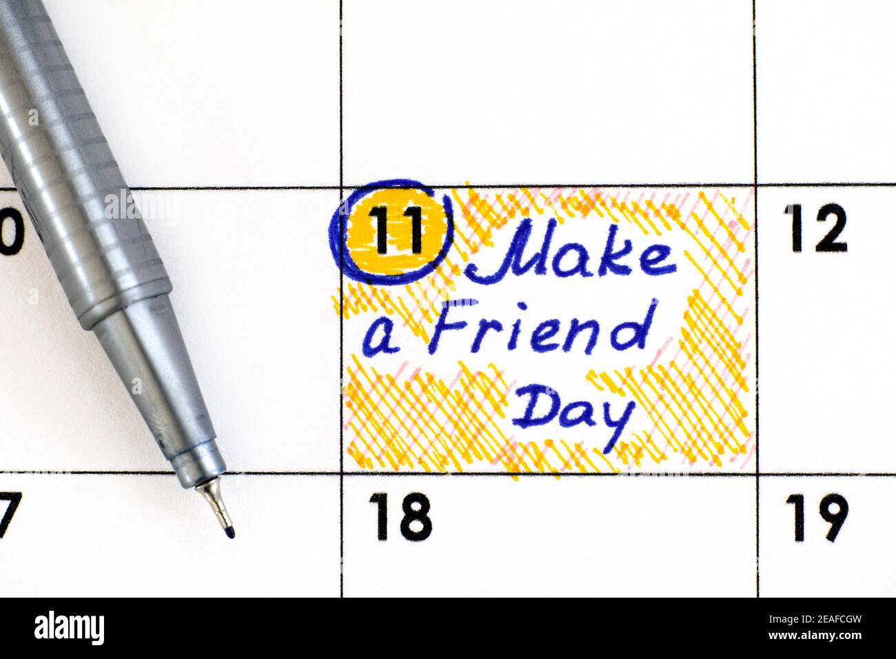 Recordatorio haga un día de amigo en el calendario con el lápiz. Febrero de 11. Foto de stock