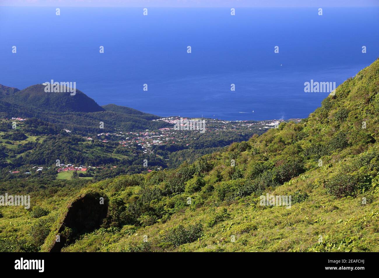 Paisaje de Guadalupe - Basse-Terre ciudad vista desde las laderas del volcán la Soufriere. Foto de stock
