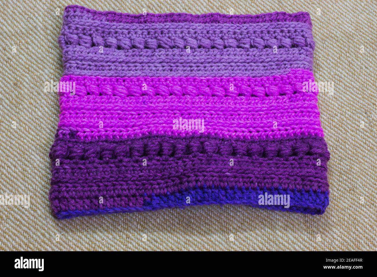 colorido pedazo de ropa de invierno tejida con textura hermosa y patrones  sobre fondo claro. copiar fondo de espacio para afición de punto de  ganchillo Fotografía de stock - Alamy