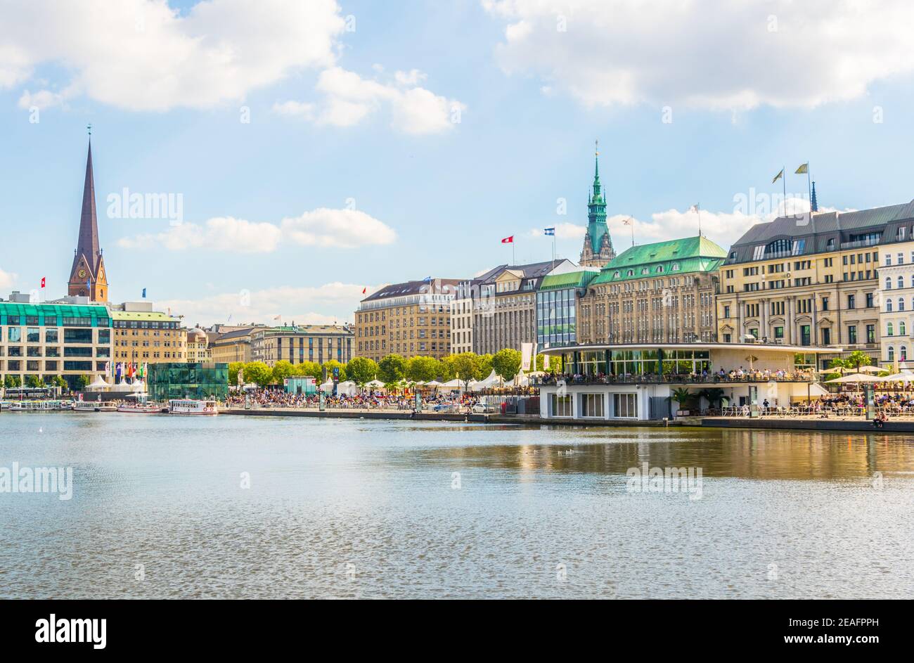 Vista del casco antiguo de Hamburgo, detrás del lago binnenalster, Alemania Foto de stock