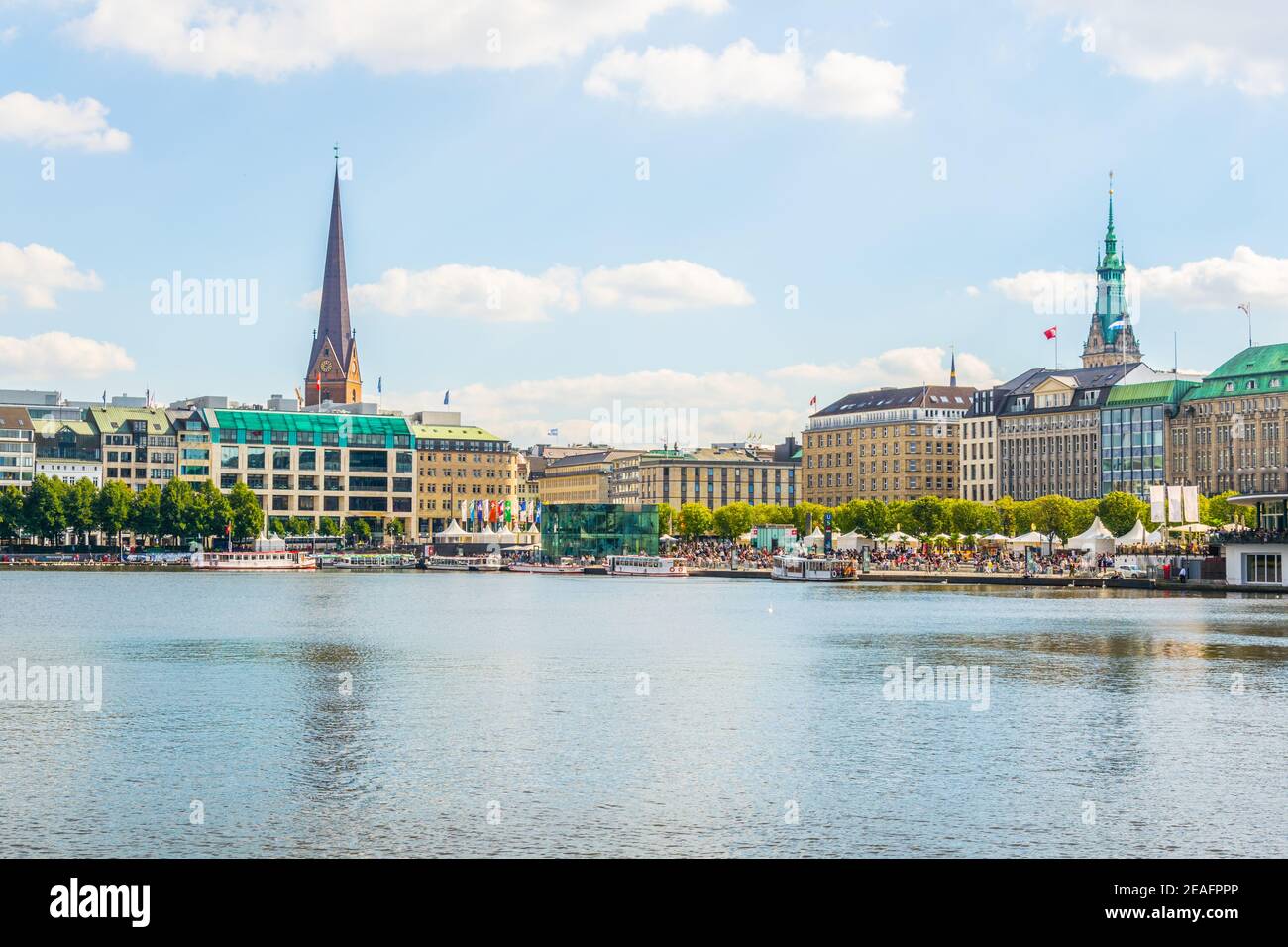 Vista del casco antiguo de Hamburgo, detrás del lago binnenalster, Alemania Foto de stock