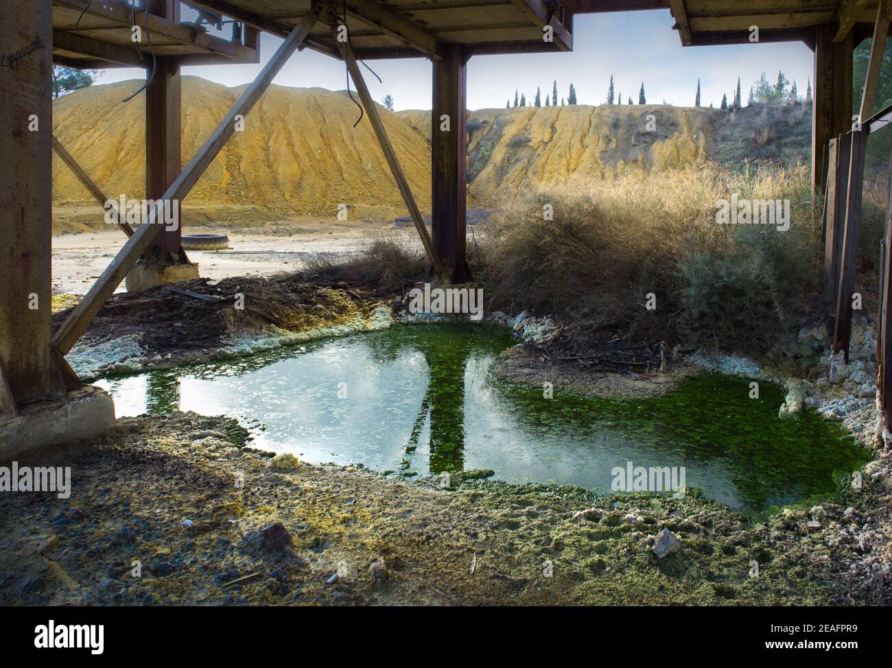 Piscina verde ácida de desechos tóxicos cerca de la mina de cobre abandonada Kokkinogia en Mitsero, Chipre Foto de stock