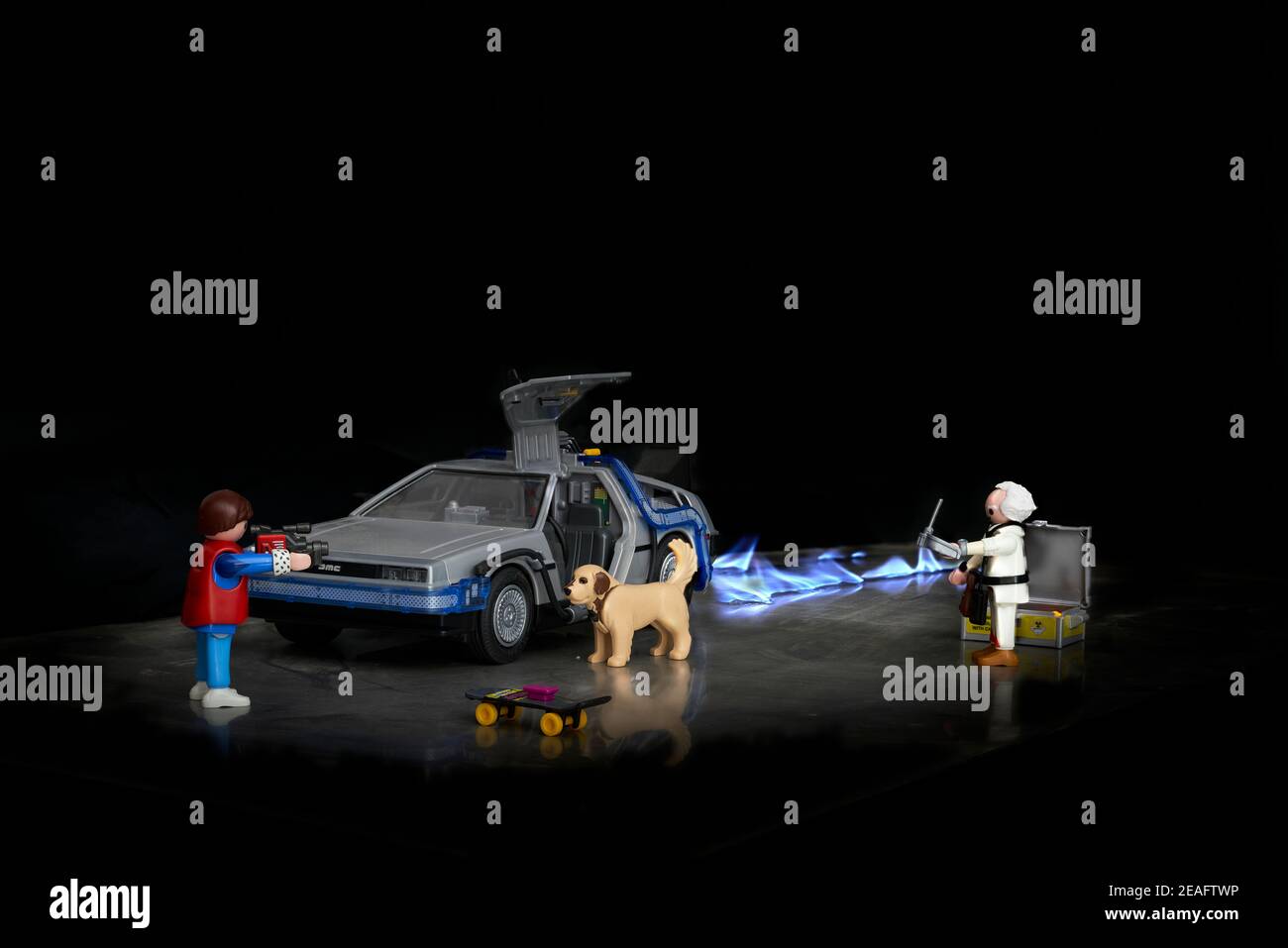 Recreación de la escena de la película de vuelta al futuro Usando un juego de juguetes Playmobil de modelos y DeLorean tiempo coche de la máquina Foto de stock