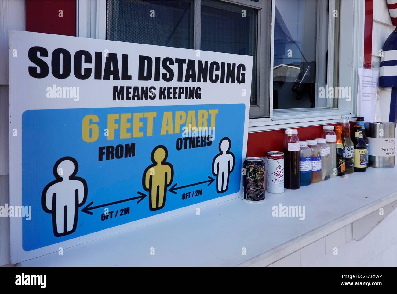 distanciamiento social significa mantener 6 pies separados signo en la comida Stand en Maine Foto de stock
