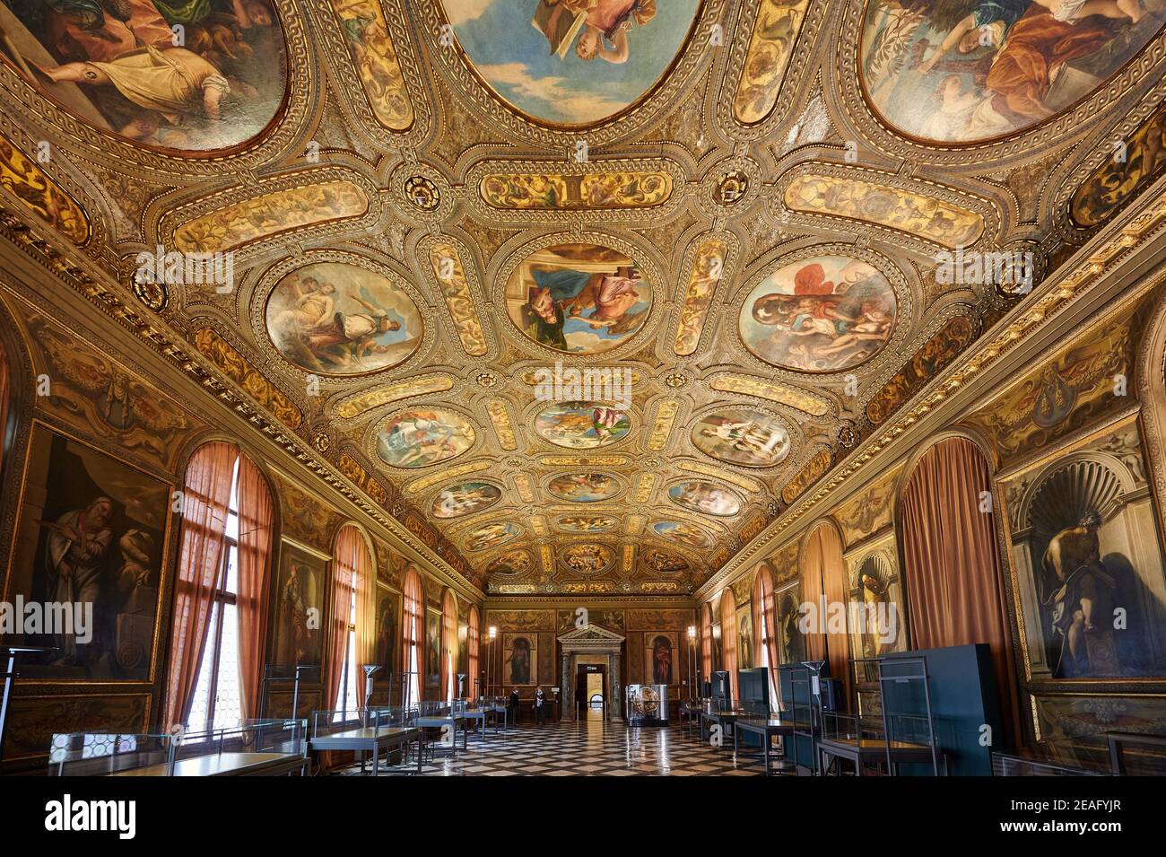 Pintura de techo en Sala di lettura o Sala de lectura en la Biblioteca Nazionale Marciana con el Mannifesto de Manierismo, Venecia, Véneto, Italia Foto de stock