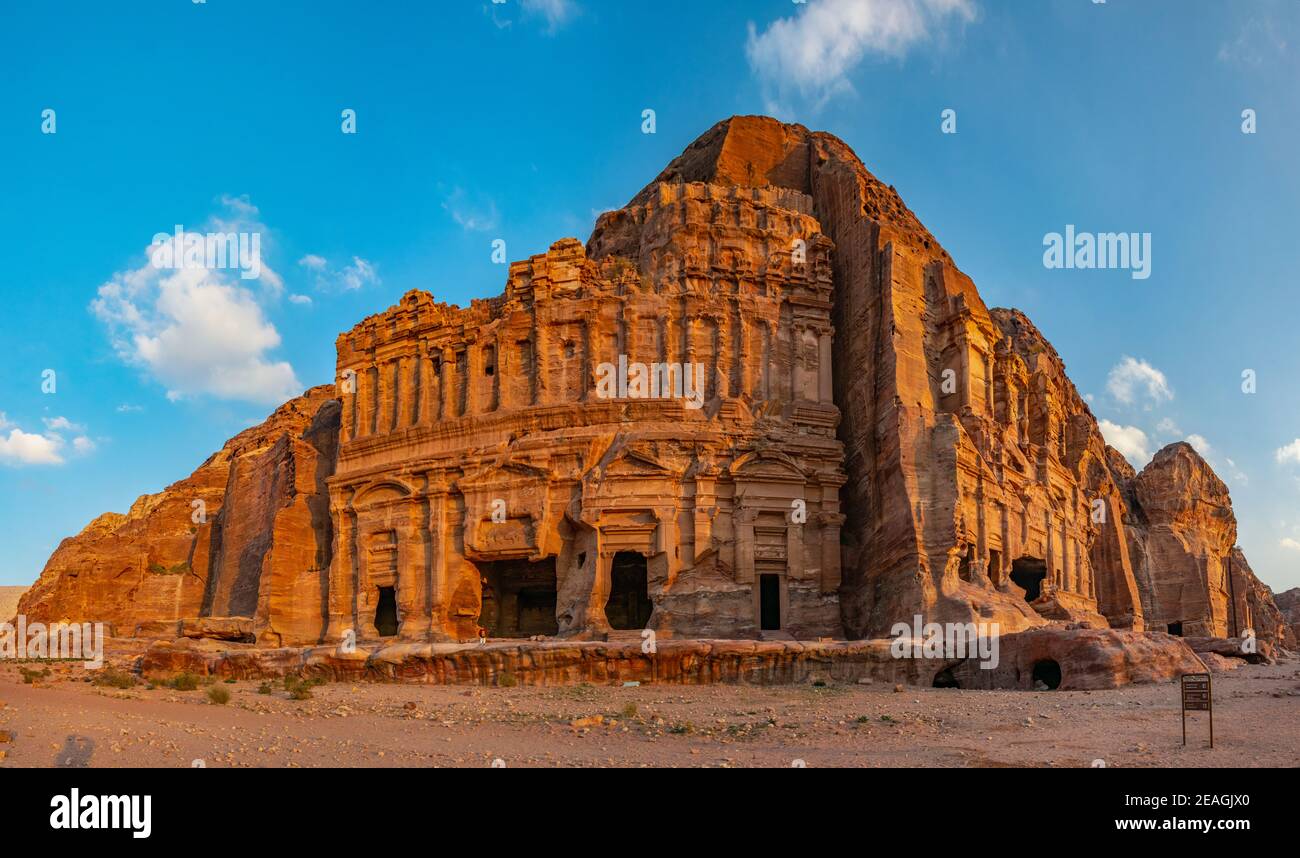 Tumbas de Corinto y Palacio en petra, Jordania Foto de stock
