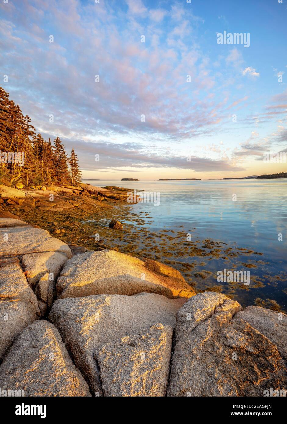 Deer Isle, Maine: Colorida puesta de sol a lo largo de la costa de Jericho Bay Foto de stock