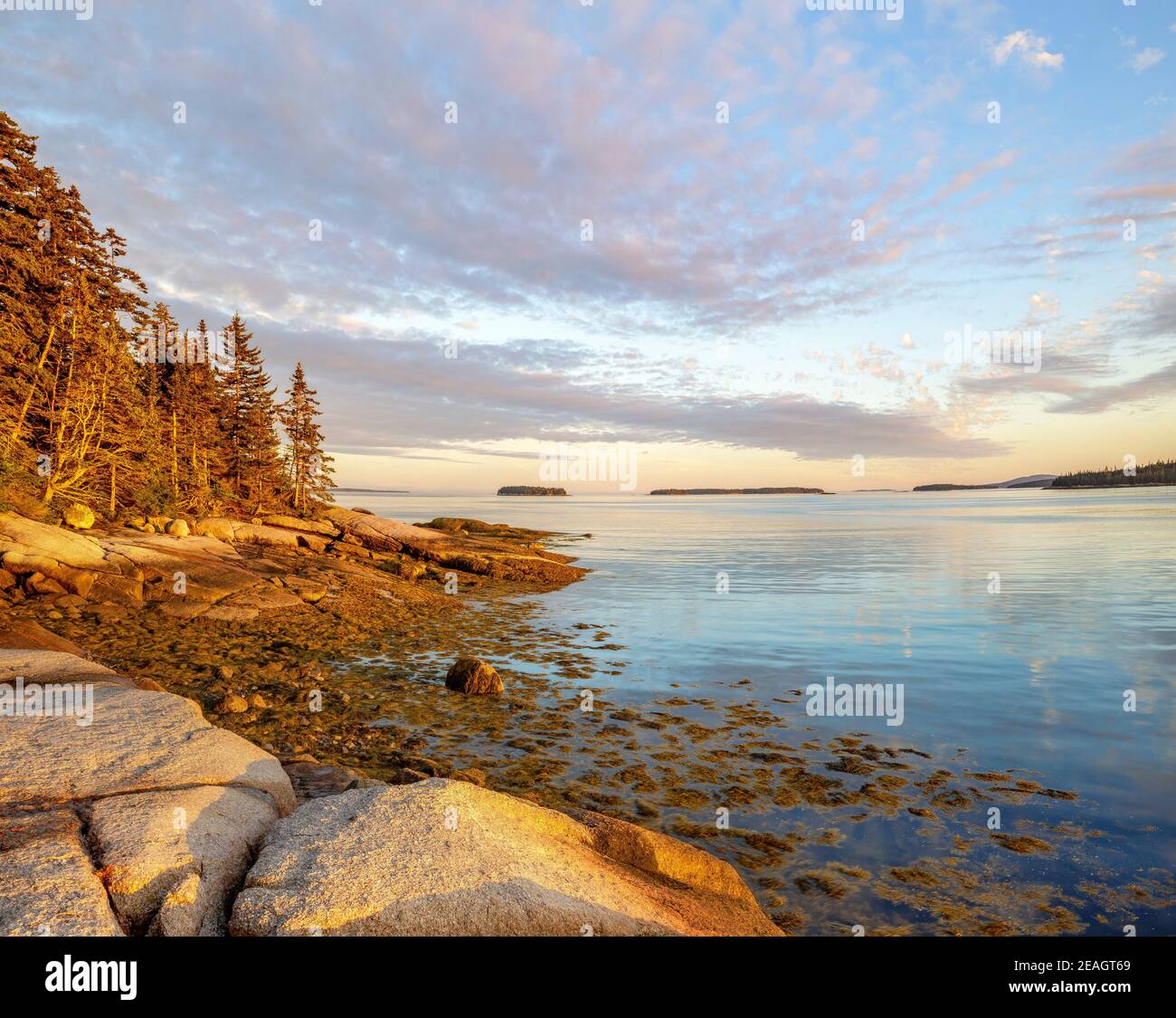 Deer Isle, Maine: Colorida puesta de sol a lo largo de la costa de Jericho Bay Foto de stock