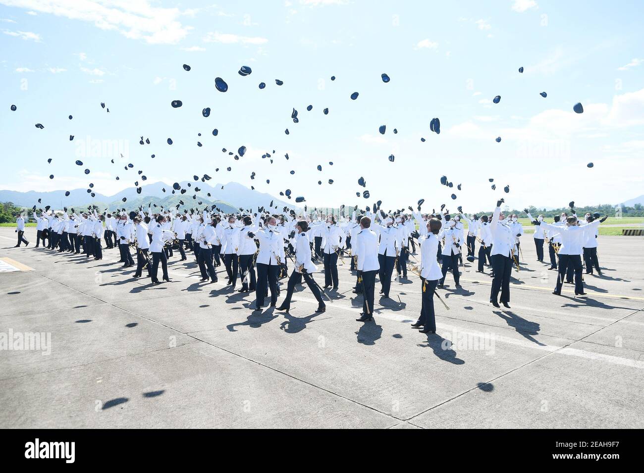 Río de Janeiro, Brasil, 18 de diciembre de 2020. Clase de oficiales de Salud de la Fuerza Aérea Brasileña en tiempos de pandemia de coronavirus celebran la graduación en campo Foto de stock