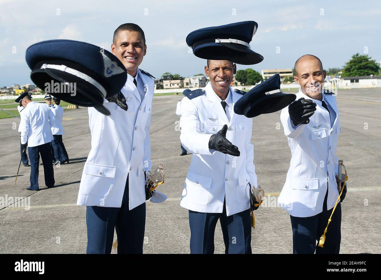 Río de Janeiro, Brasil, 18 de diciembre de 2020. Clase de oficiales de Salud de la Fuerza Aérea Brasileña en tiempos de pandemia de coronavirus celebran la graduación en campo Foto de stock