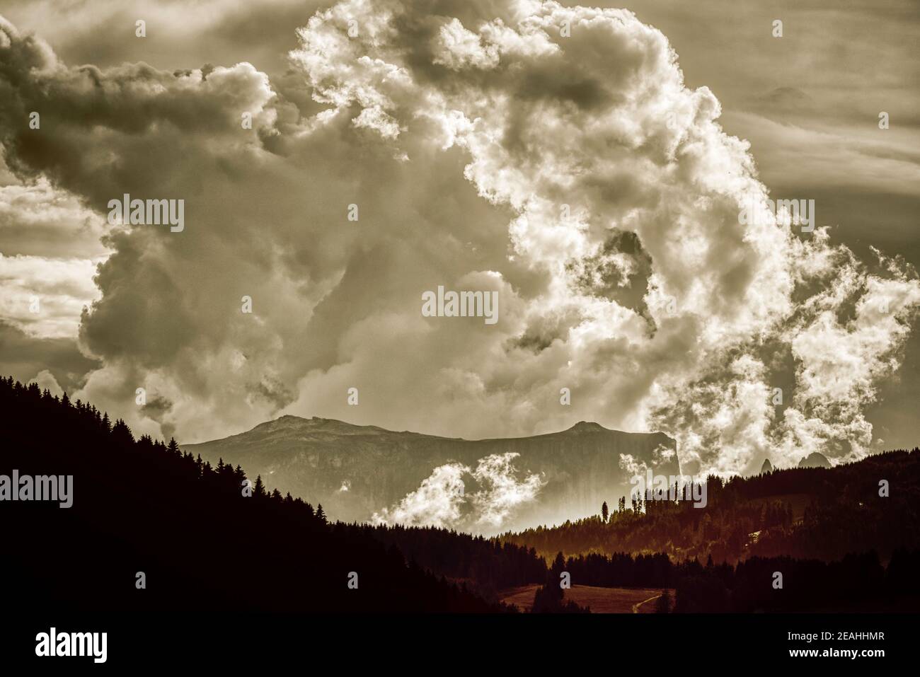 Formación de tormentas eléctricas sobre la cima de las montañas Sciliar en los Dolomitas, Alpes italianos Foto de stock