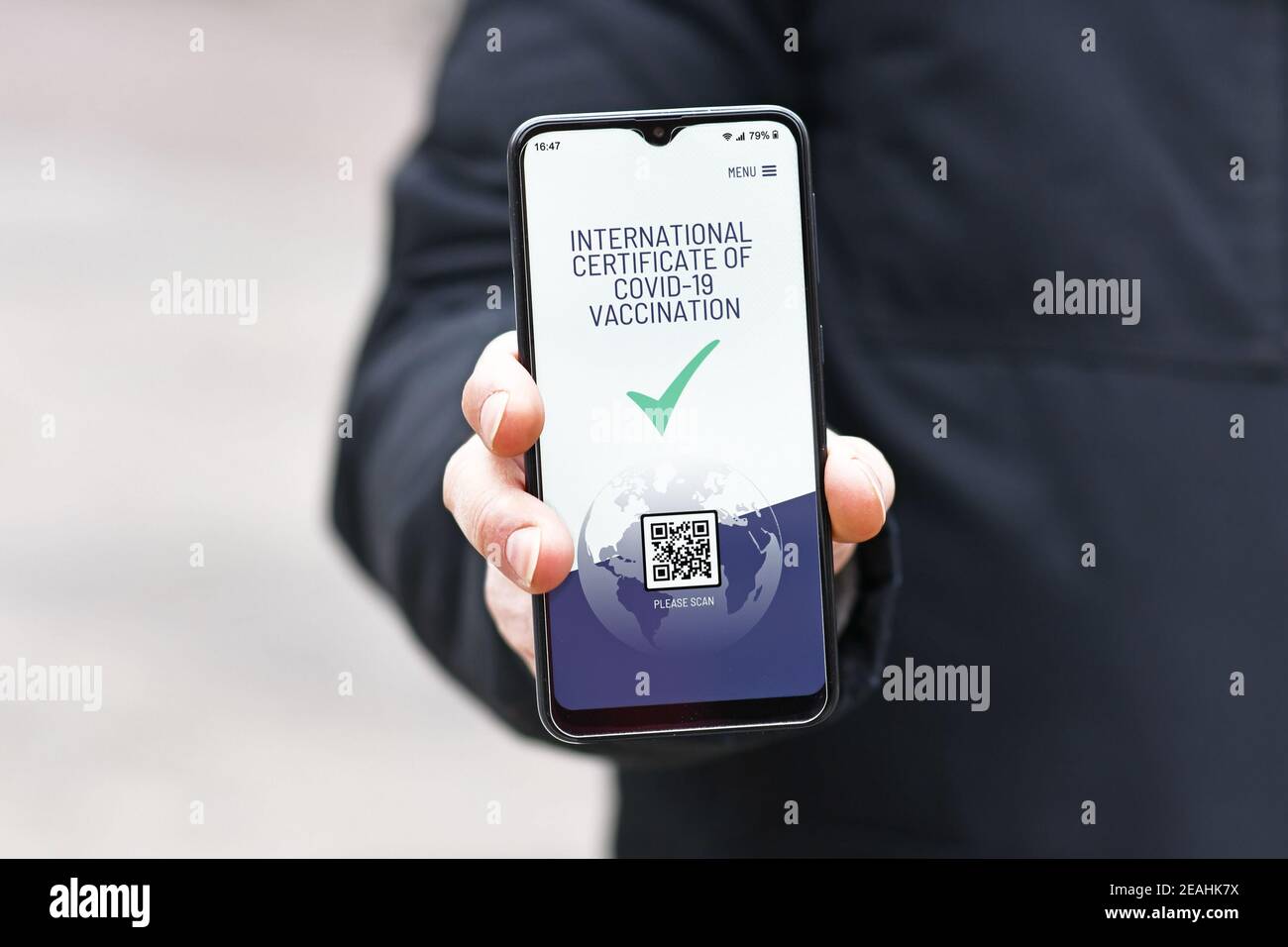 Concepto para el pasaporte internacional de la vacuna contra el virus de la Corona en el teléfono móvil dispositivo para permitir los privilegios de las personas vacunadas Foto de stock