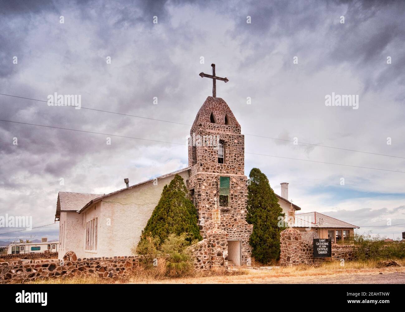 Iglesia abandonada de Santa Catalina en la ciudad fantasma de Hachita en las llanuras de Yucca, Desierto de Chihuahua, Nuevo México, Fotografía de stock - Alamy Iglesia abandonada de Santa Catalina en la ciudad fantasma de Hachita en las llanuras de Yucca, Desierto de Chihuahua, Nuevo México, Fotografía de stock - Alamy