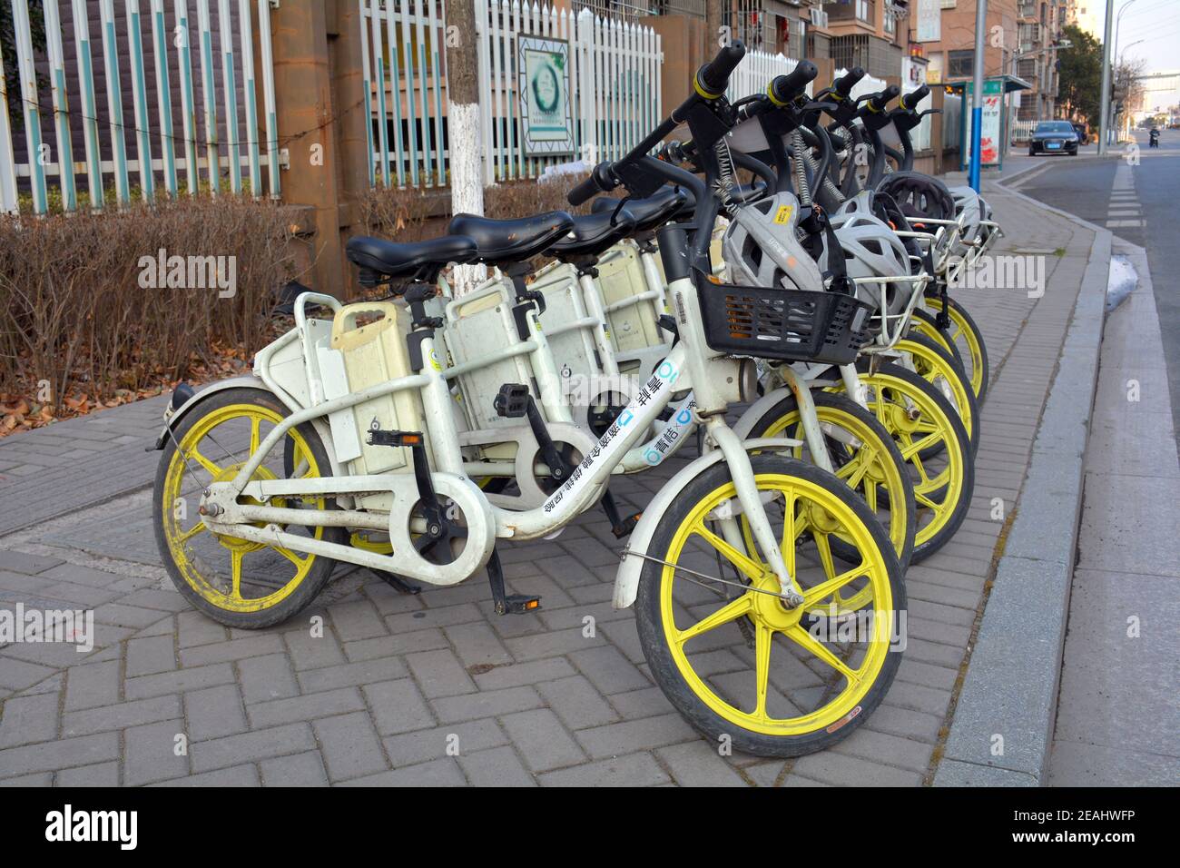 Alquiler de bicicletas eléctricas chinas en la calle en Jiaxing, Zhejiang. Venga completo con casco de seguridad, sólo tiene que escanear el código de barras para activar y salir. Foto de stock