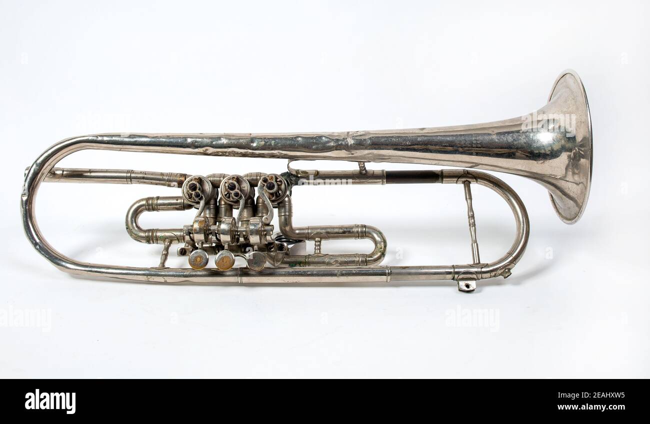 trompeta de plata aislada sobre fondo blanco. Instrumento musical Foto de stock