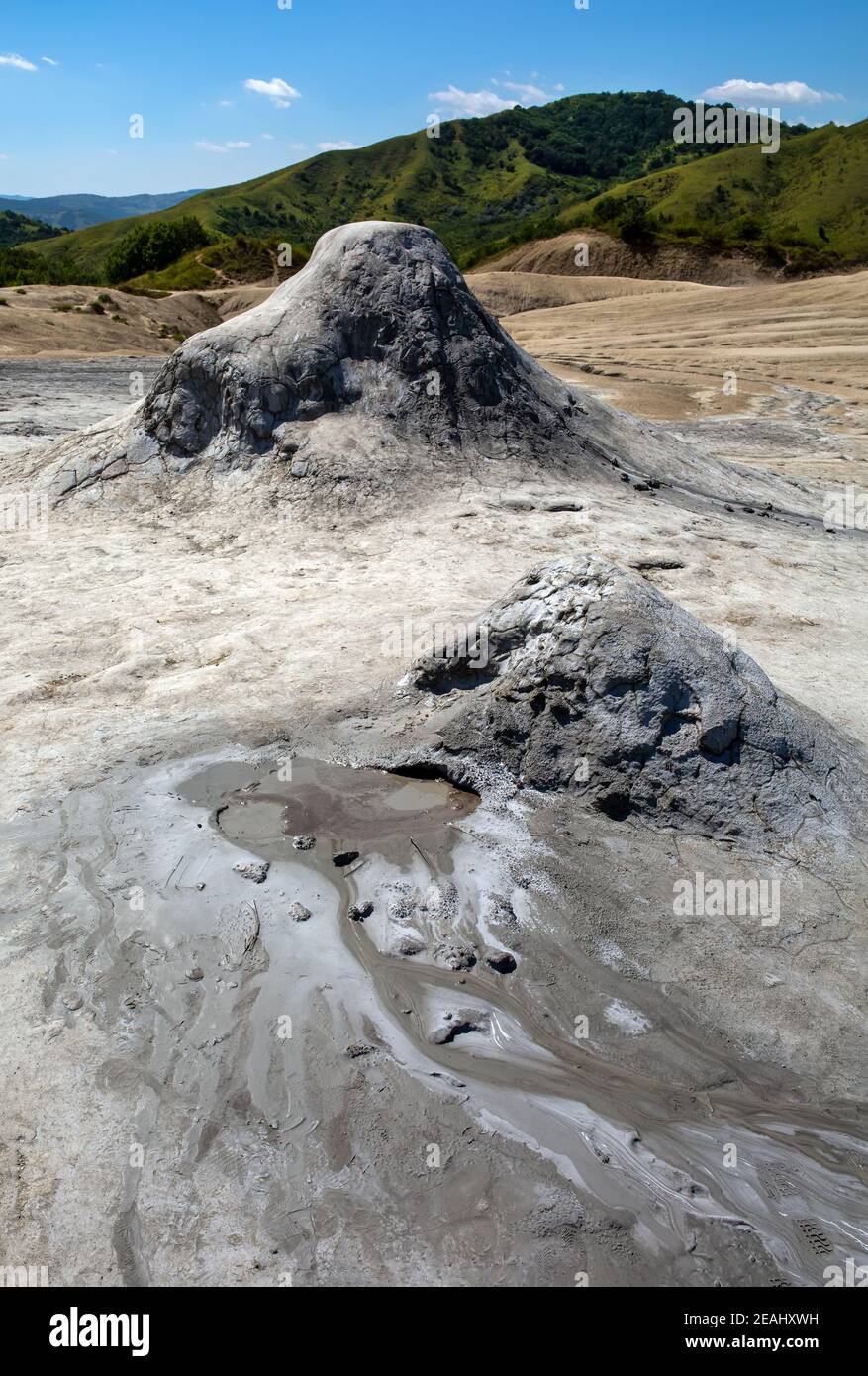 Géiser de barro o volcán de barro. Formación geológica hidrogeológica Foto de stock