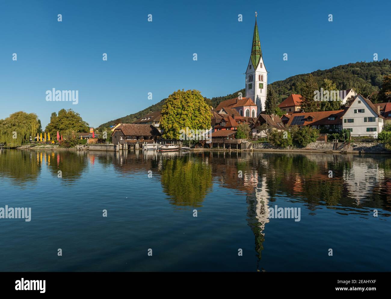 Vista de Sipplingen con la iglesia parroquial, Lago de Constanza, Baden-Wuerttemberg, Alemania Foto de stock