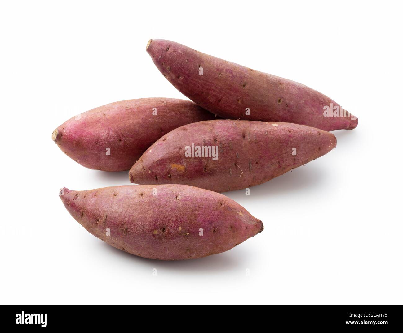 Las batatas sobre un fondo blanco. Foto de stock
