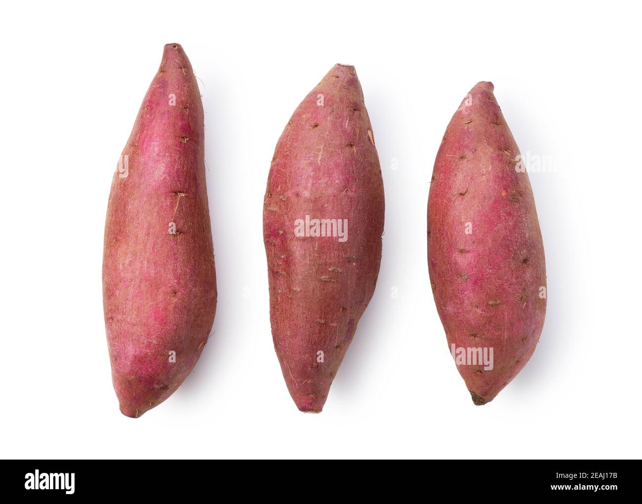 Las batatas sobre un fondo blanco. Foto de stock
