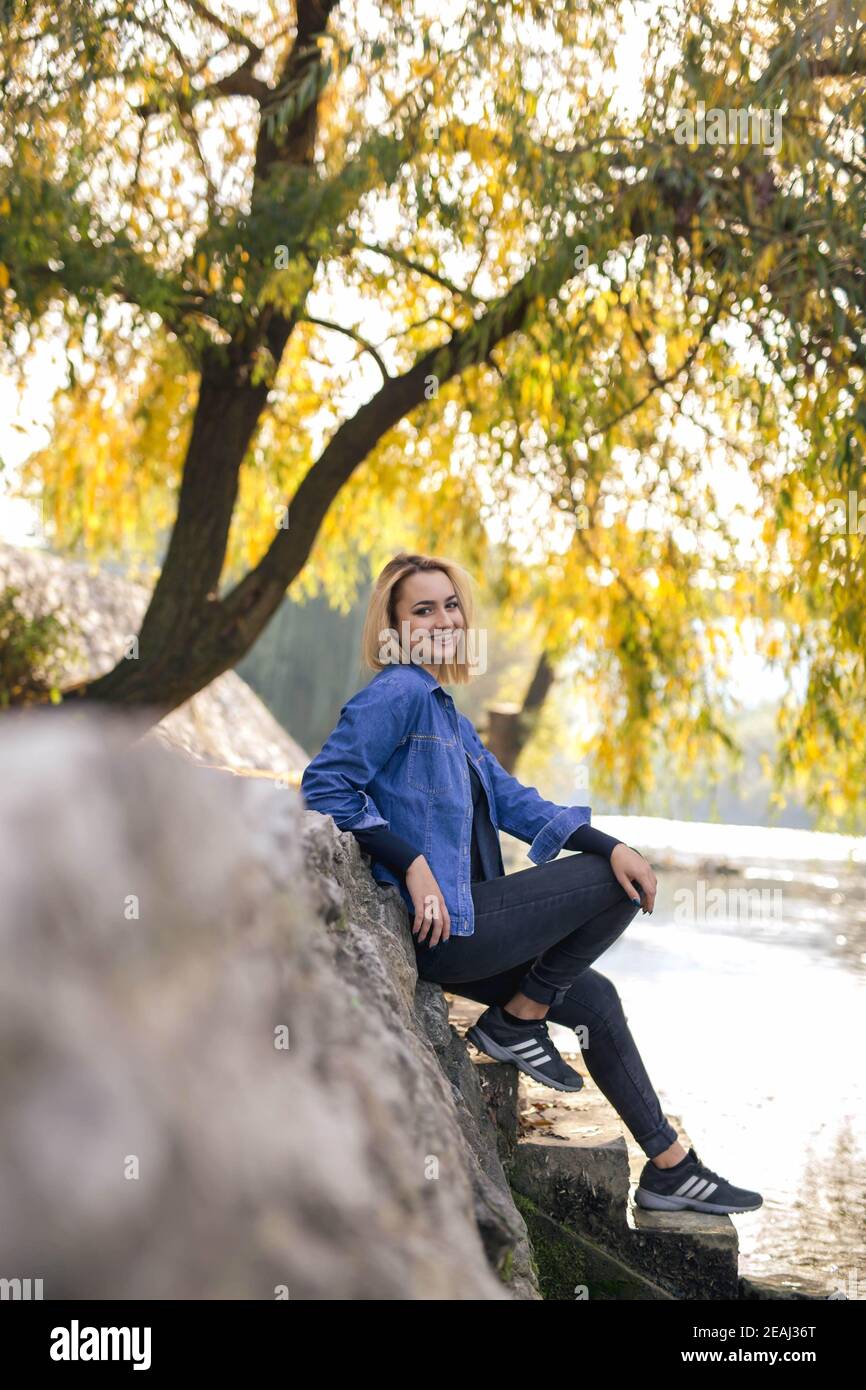 BANJA LUKA, BOSNIA Y HERZEGOVINA - 18 de octubre de 2017: Retrato de chica  rubia en el parque usando sneakers Adidas Fotografía de stock - Alamy
