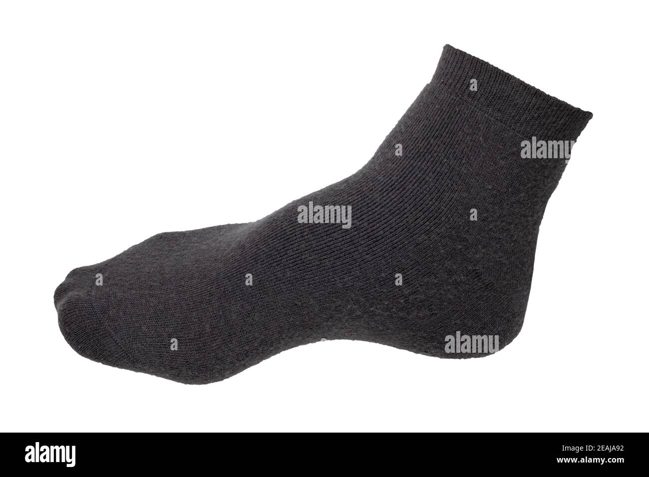 Calcetines aislados. Primer plano de un calcetín negro de lana caliente para el invierno frío aislado sobre un fondo blanco. Macro fotógrafo. Foto de stock