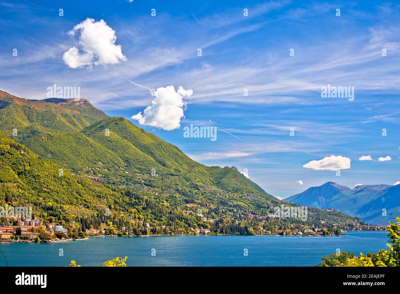 Lago di Garda lago cerca de la ciudad de Salo vista Foto de stock