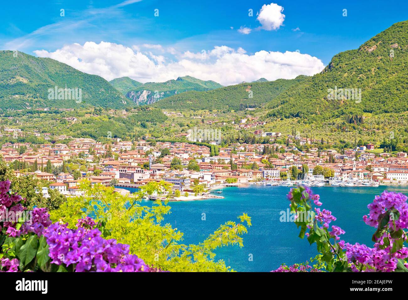Ciudad de Salo en Lago di Garda vista al lago Foto de stock