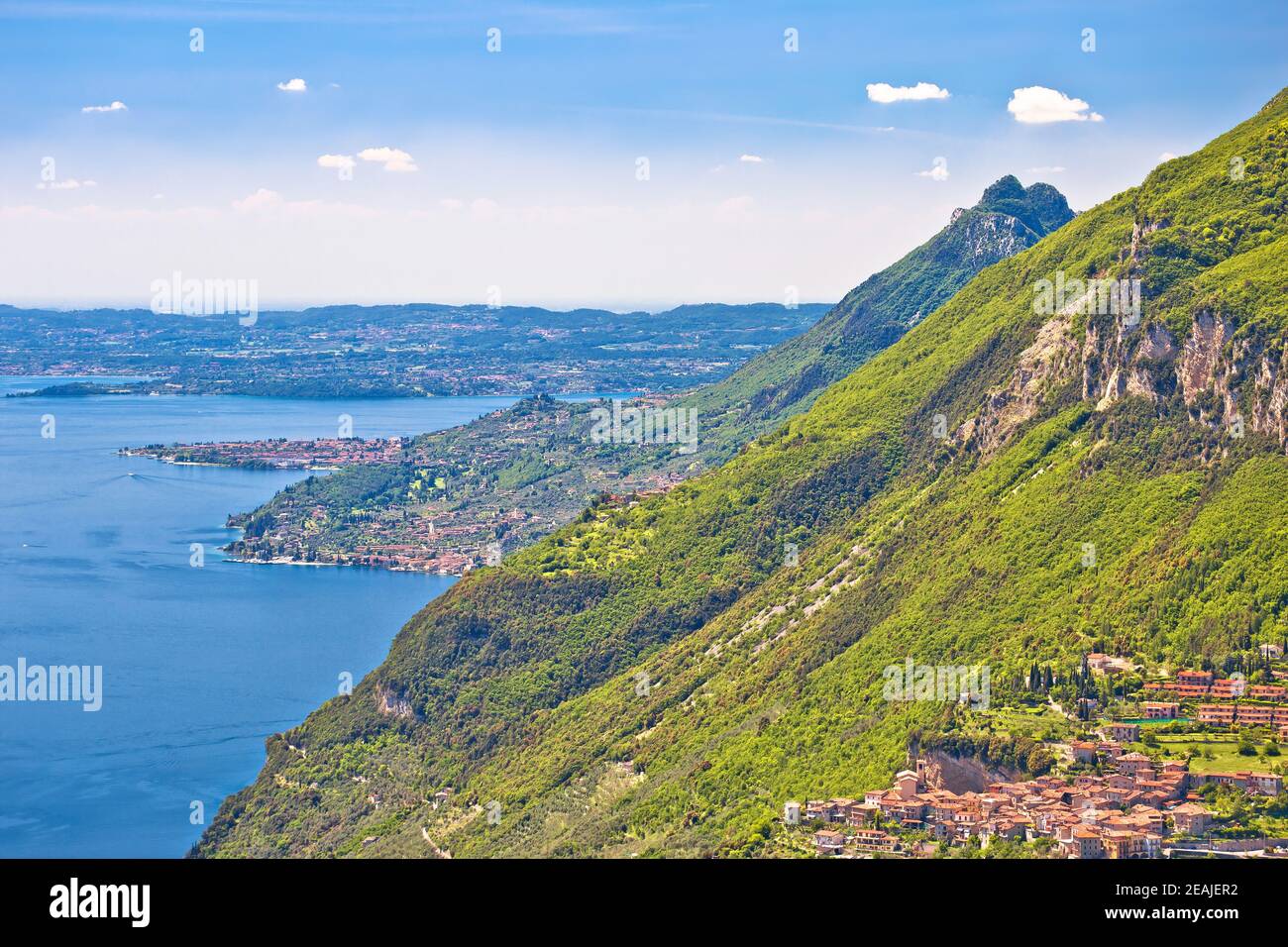 Vista al acantilado de la costa del lago de Garda Foto de stock