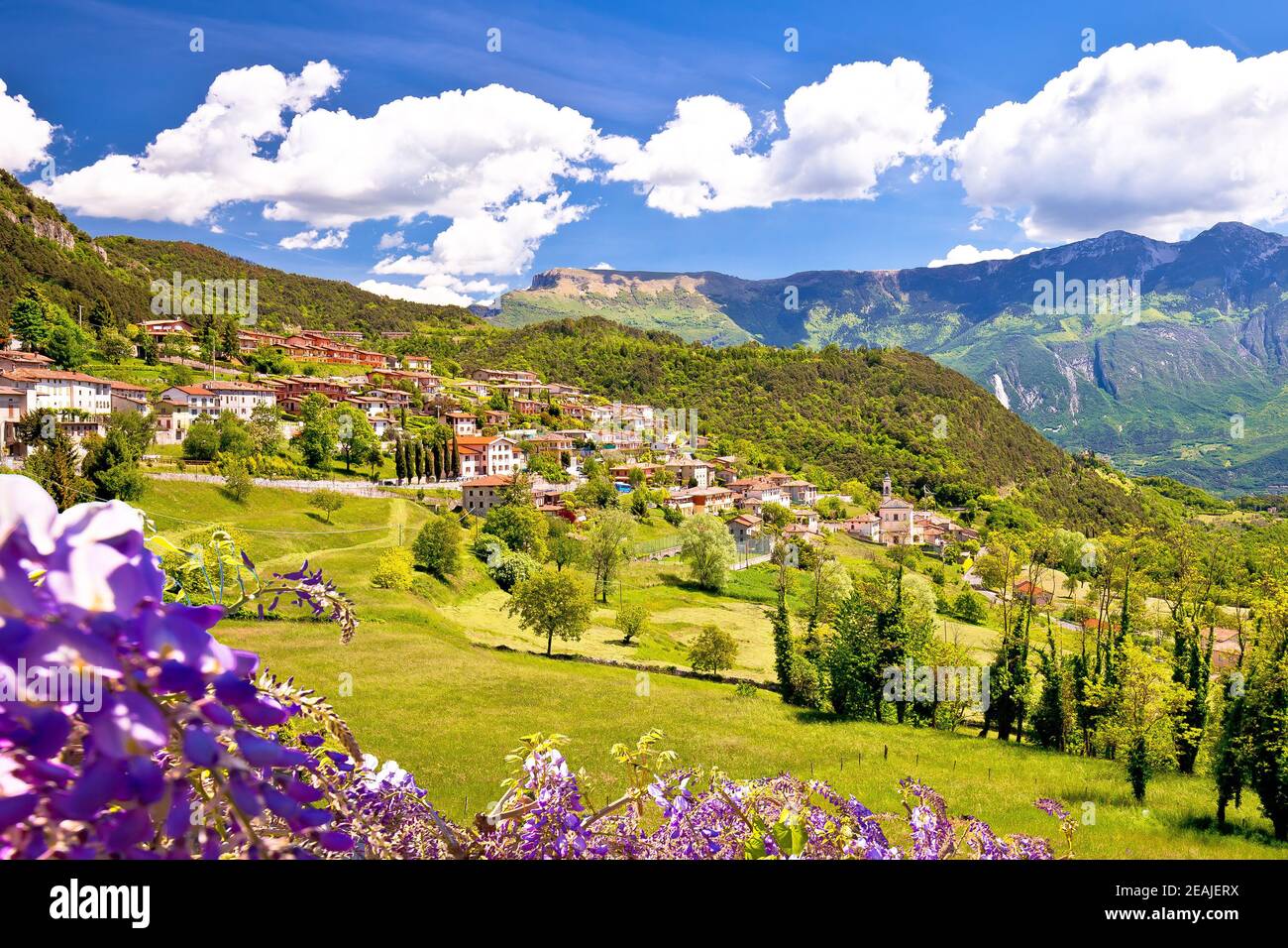 Idílica aldea de Vesio en los Alpes Dolomitas sobre el lago de Garda Foto de stock