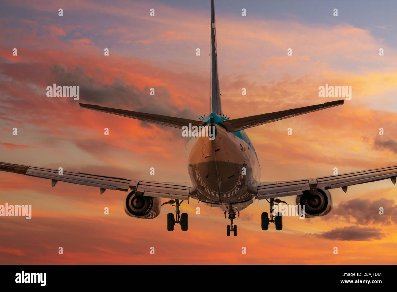 gran avión aterrizando durante la puesta de sol Foto de stock