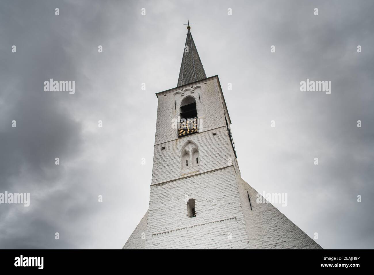 Iglesia blanca en Noordwijkerhout en los países Bajos Foto de stock
