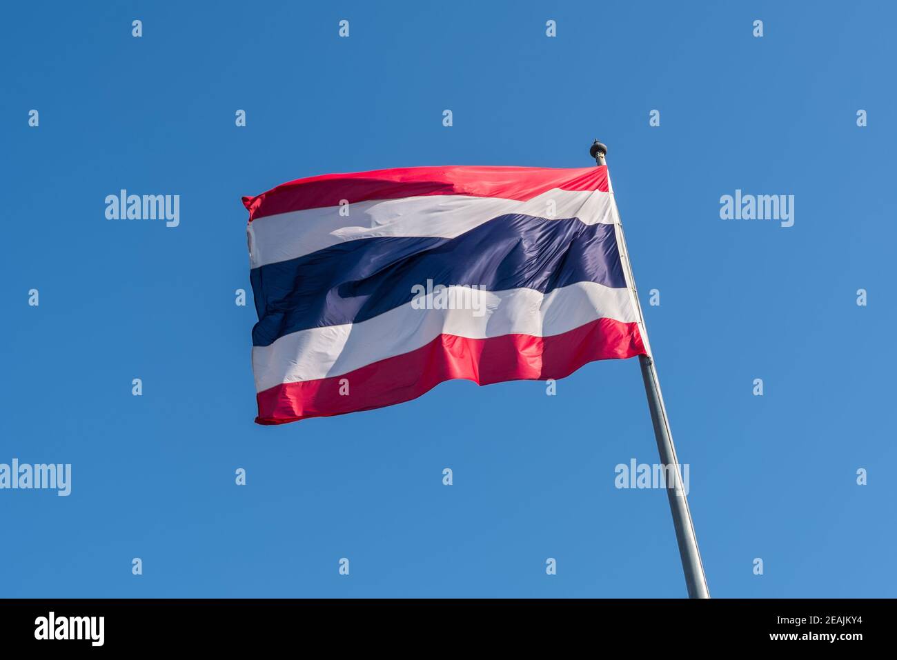 Tailandia bandera con el cielo azul como fondo Foto de stock