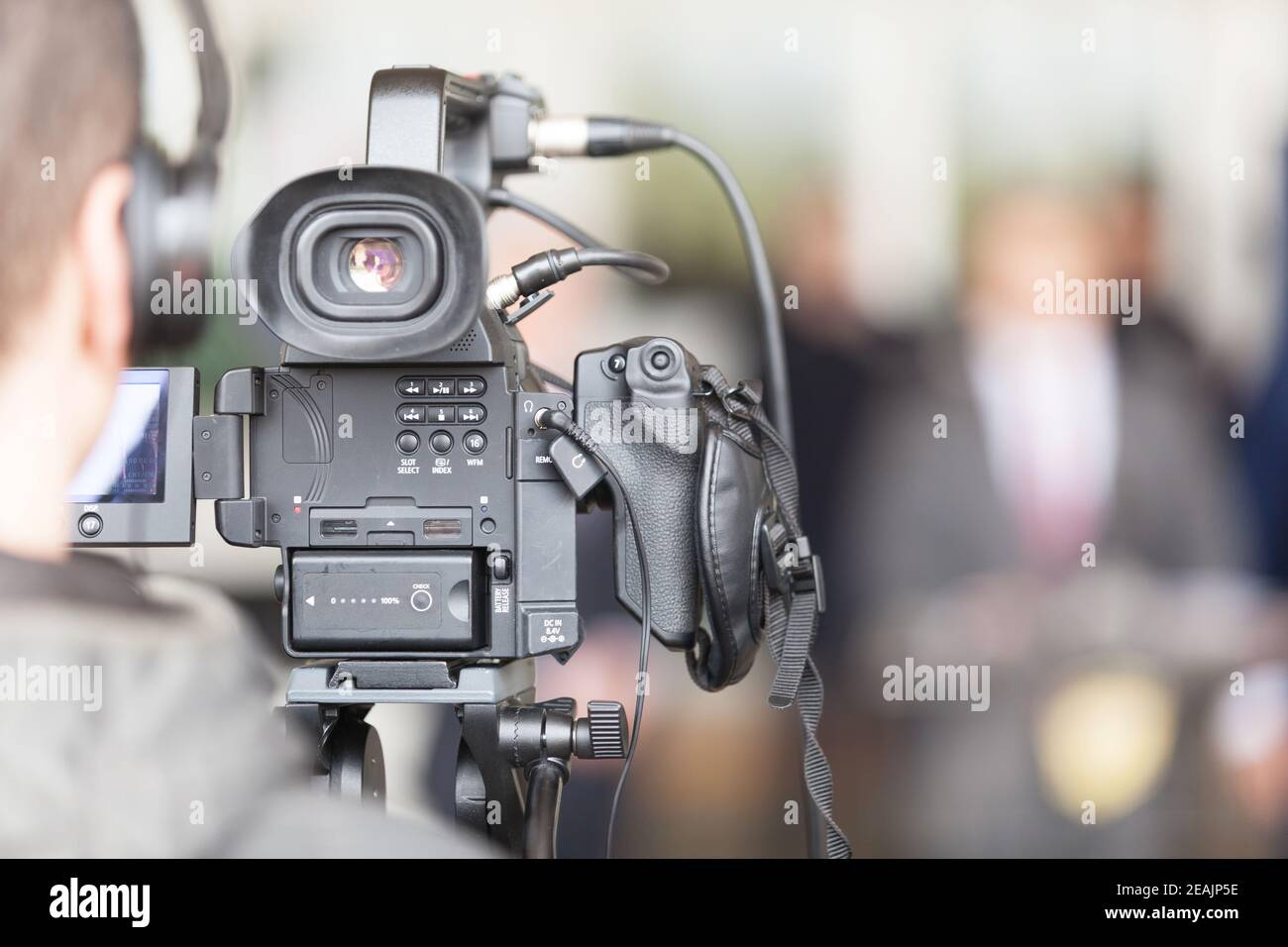 Operador de cámara de vídeo trabajando en la conferencia de prensa Foto de stock