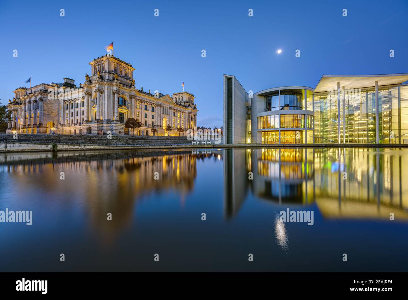 El Reichstag y el Paul-Loebe-Haus en el río Spree in Berlín al amanecer Foto de stock
