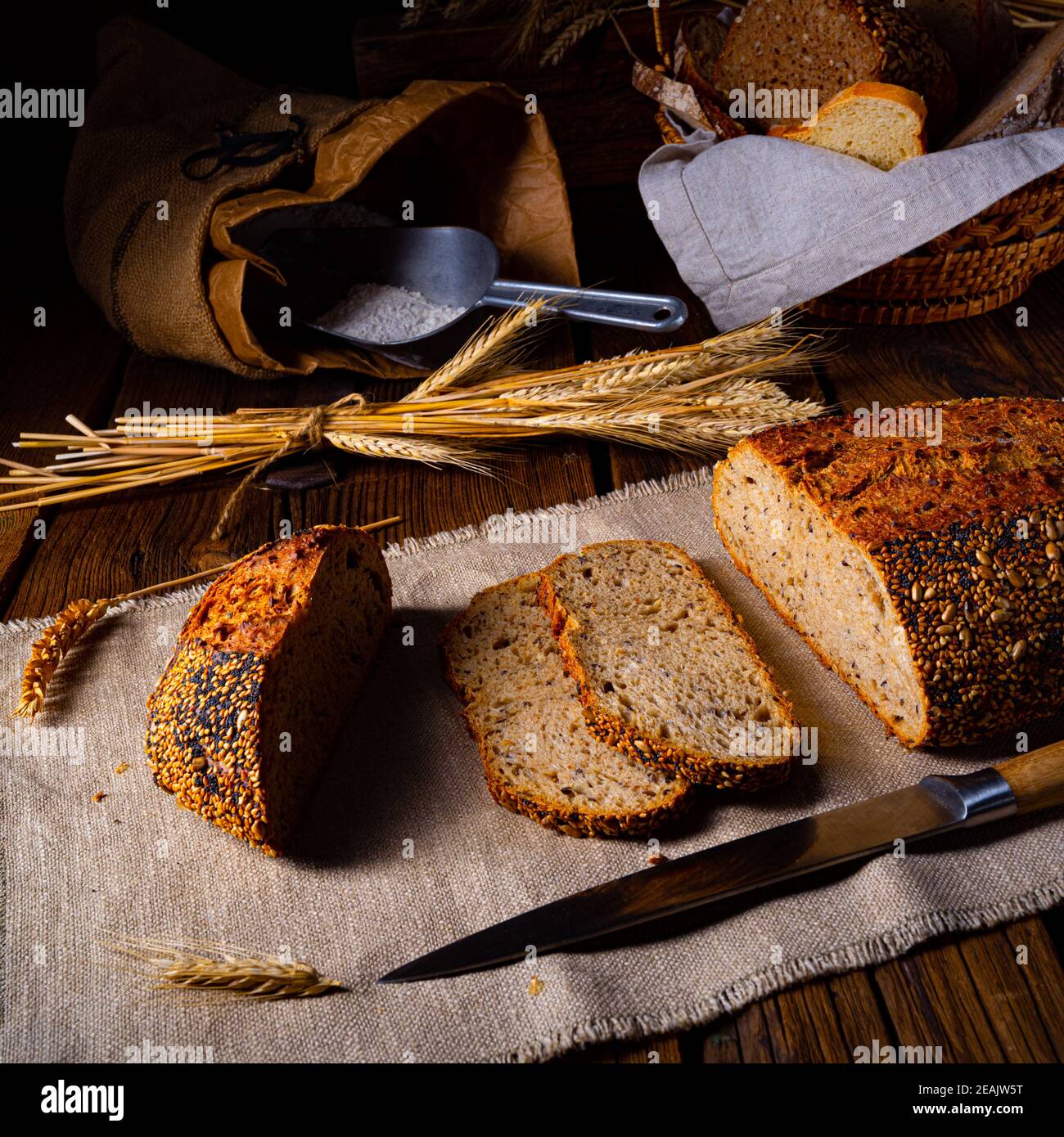 Pan de linaza con semilla de amapola y mezcla de sésamo Foto de stock