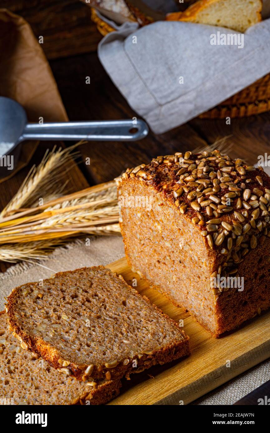 Pan integral húmedo, triturado o molido de grano entero Foto de stock