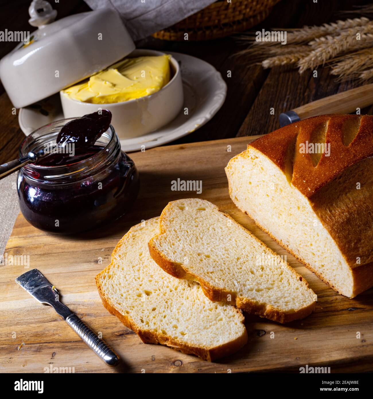 pan blanco con mantequilla y deliciosa mermelada Foto de stock