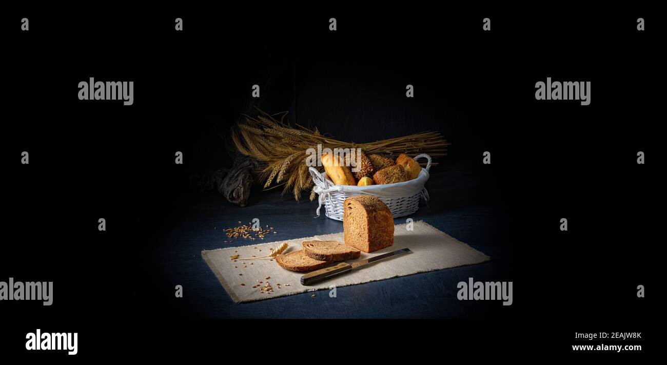 delicioso pan de centeno en la mesa Foto de stock