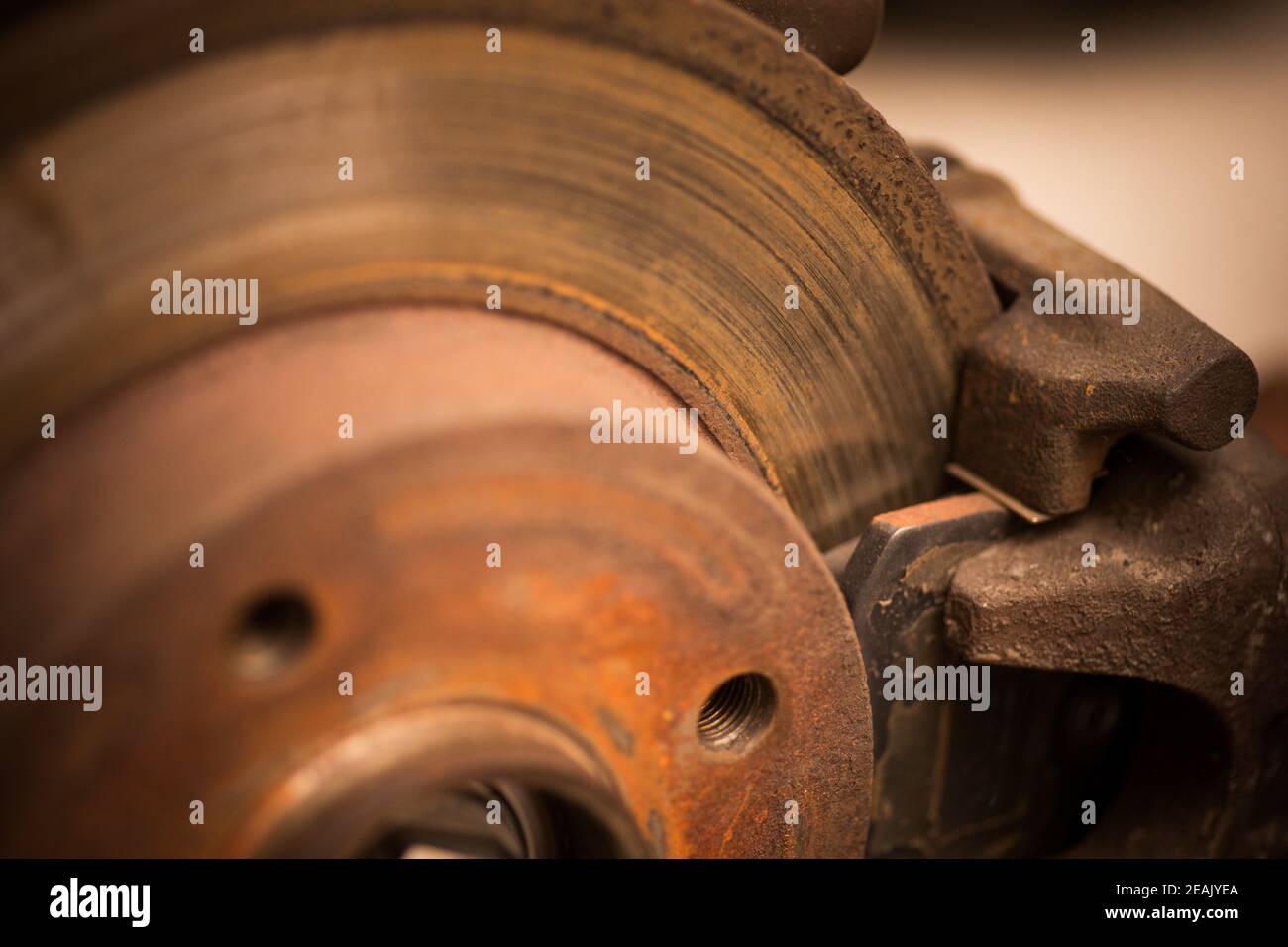 El disco de freno está desgastado y oxidado Foto de stock