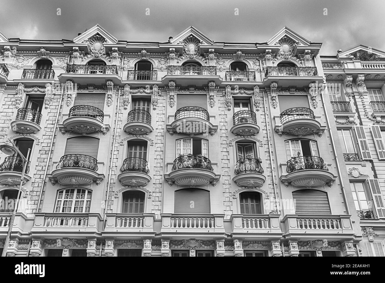 Hermosos edificios en la Avenida Georges Clemenceau, Niza, Costa Azul, Francia Foto de stock