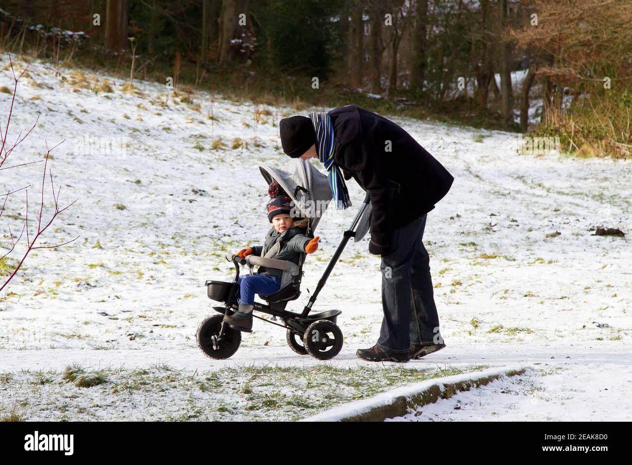 Holmfirth, Yorkshire, Reino Unido, 09 de febrero de 2021. El niño se aferva a las temperaturas frías en Honley, Holmfirth. Richard Asquith/Alamy Live News. Foto de stock