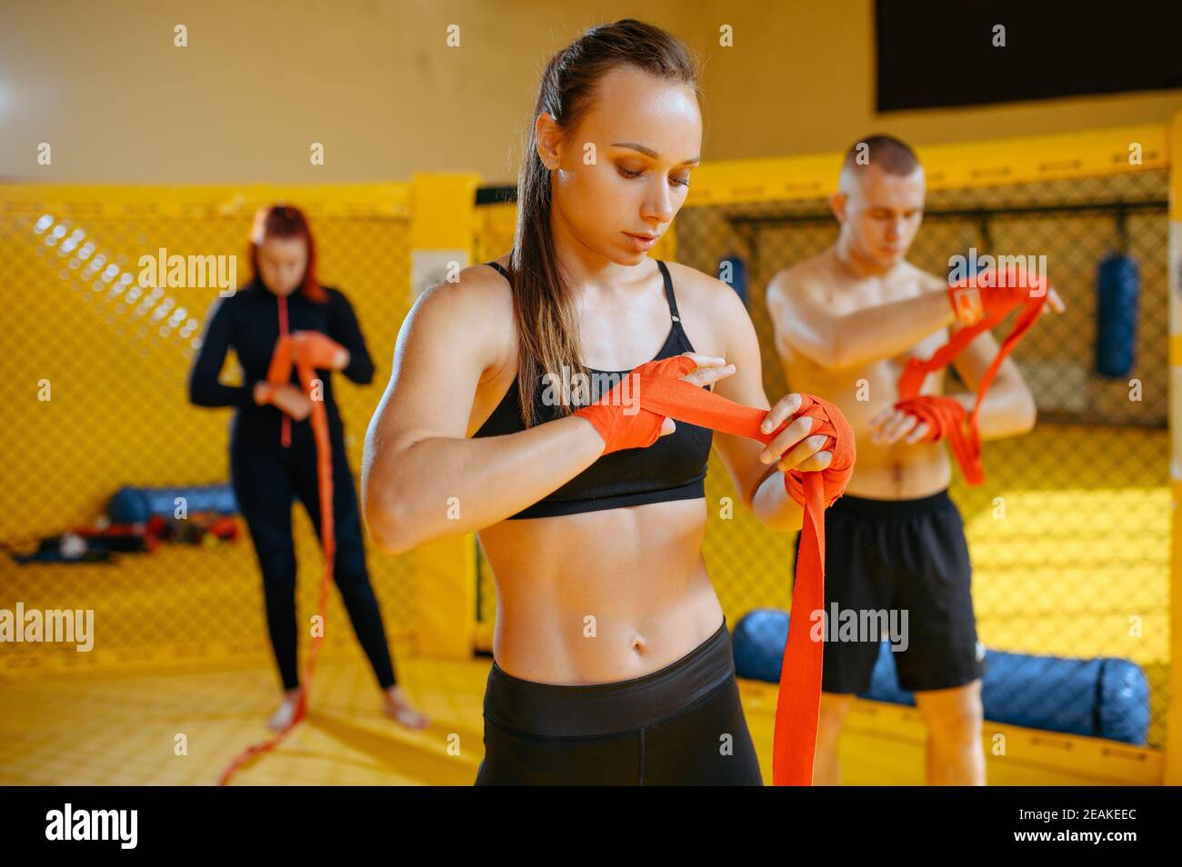 Hombres y mujeres MMA cazas envuelve vendas Foto de stock