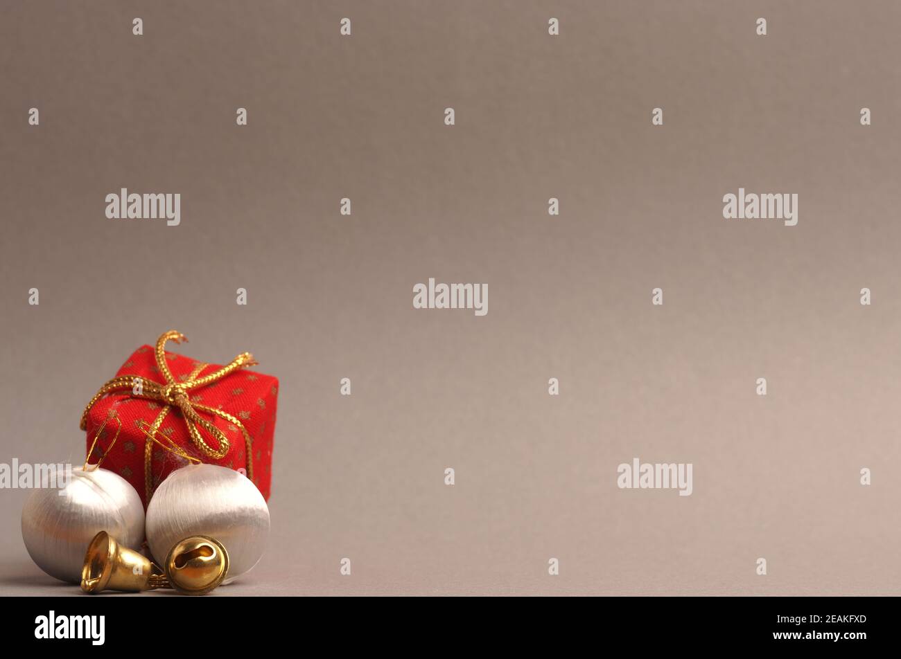 Bolas navideñas de plata vintage sobre un fondo gris con espacio para su texto o imagen Foto de stock