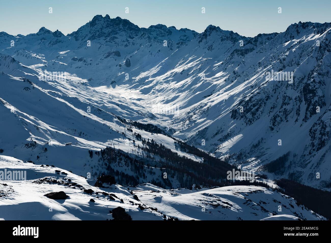 Soleado día de invierno en la estación de esquí alpino con cielo azul y nieve blanca brillante, Ischgl y Samnaun, Silvretta Arena, Austria - Suiza Foto de stock