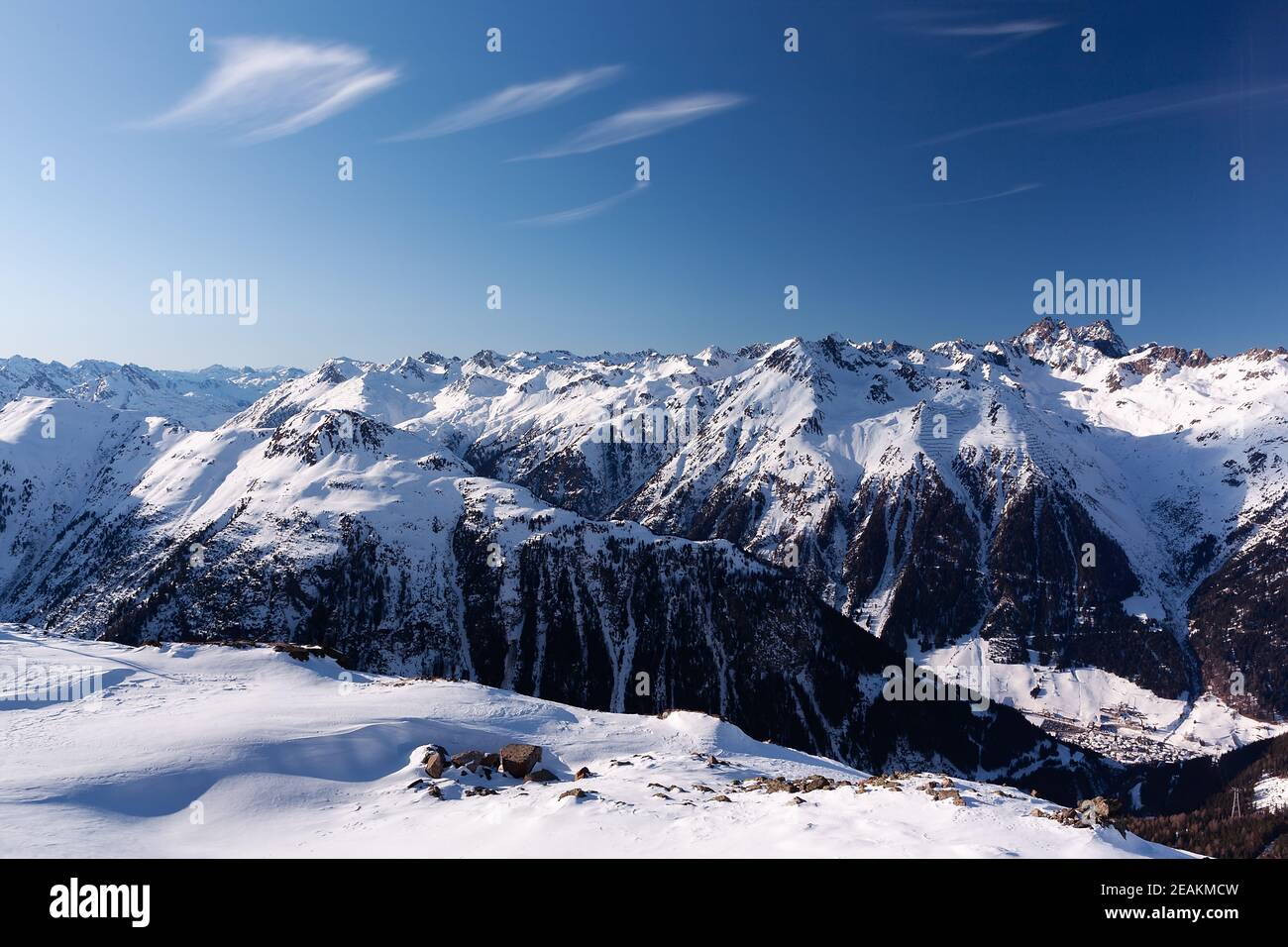 Soleado día de invierno en la estación de esquí alpino con cielo azul y nieve blanca brillante, Ischgl y Samnaun, Silvretta Arena, Austria - Suiza Foto de stock