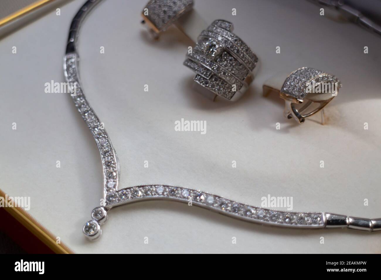 Juego de joyas de diamantes de lujo Fotografía de stock - Alamy