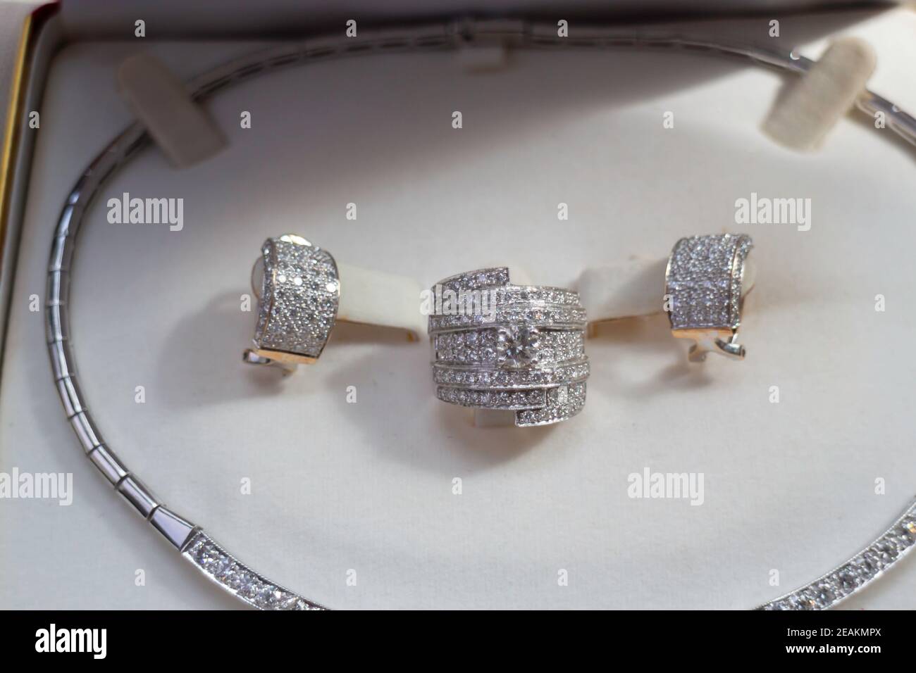Juego de joyas de diamantes de lujo Fotografía de stock - Alamy