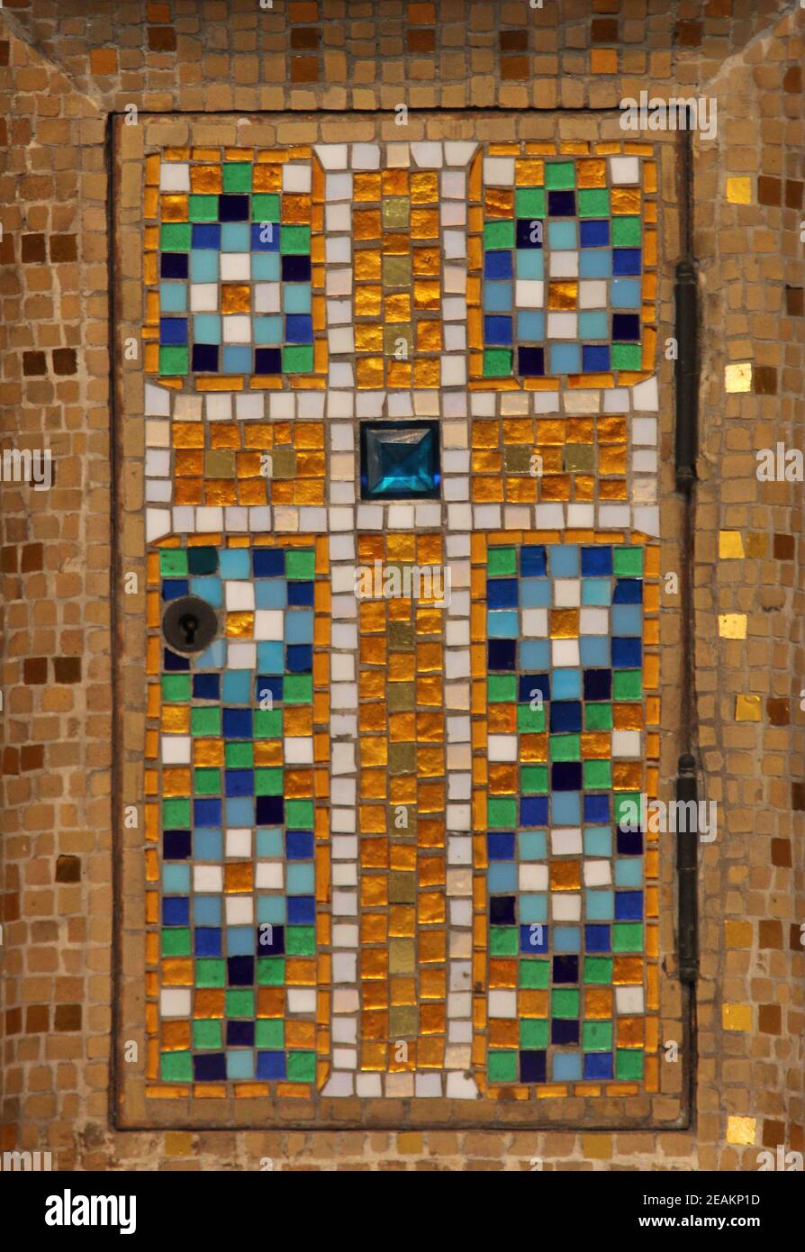 Cruz, la puerta del tabernáculo, la iglesia SaintJean de Montmartre