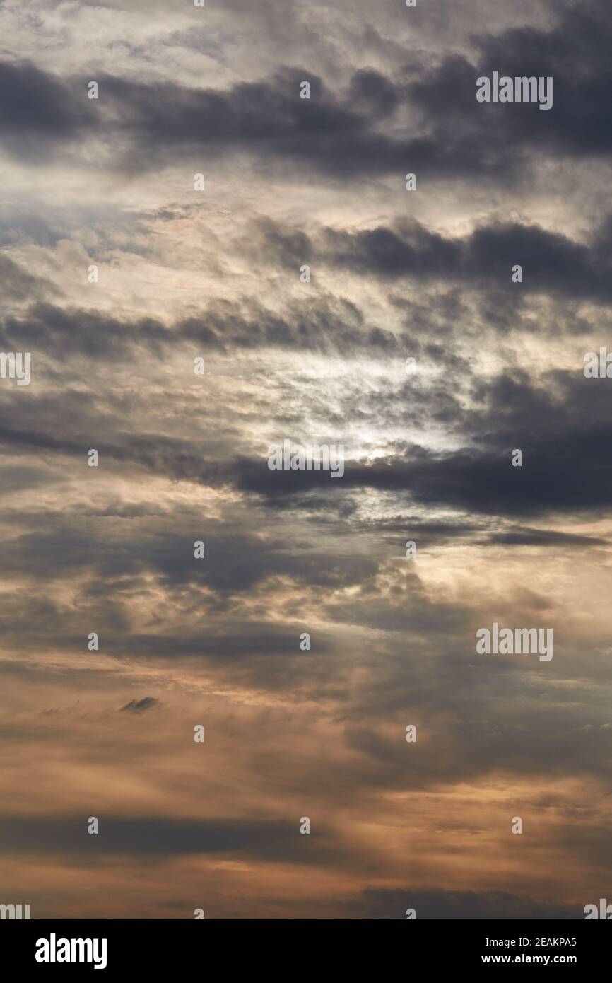 Puesta de sol a través de un cielo nublado y dramático Foto de stock