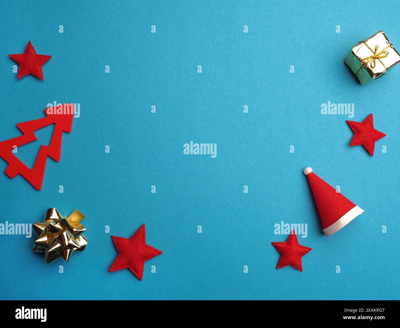 Decoración de Navidad como marco sobre un fondo de papel azul Foto de stock